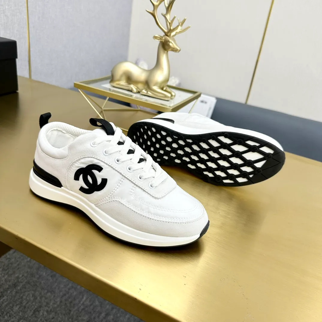 👟👟Ex-factory price 520👟👟 Chanel Chanel - 2024 counter top casual sports shoes This classic design; the upper is electro-embroidered with a variety of techniques; the outsole is fashionable and sporty; it is unusual to incorporate a variety of color matching elements... The diversified mix and match is very beautiful and versatile, casual, fashionable, sports and outdoor can be taken into account... ꫛꫀꪝ Go➫ Material: ❶Upper made of: Original imported mercerized velvet + double-layer breathable mesh ❷Inner use: Original imported breathable mesh ❸Outsole based on: Original T👟👟Factory price U combination outsole Counter boutique packaging complete set Women 35–41 Men 38-46